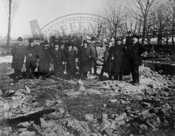 Die ORV Verantwortlichen stehen in den Trümmern des abgebrannten Bootshauses. Auf dem Bild sind zu sehen: Franz Weber, Georg Kräger, Fritz Hufnagel, Karl Eich, Heinrich Wendling, Martin Wendling, Fr. Fornhoff, Leonard Galm, Karl Töppe und H. Ruth. Die ORV Verantwortlichen stehen in den Trümmern des abgebrannten Bootshauses. Auf dem Bild sind zu sehen: Franz Weber, Georg Kräger, Fritz Hufnagel, Karl Eich, Heinrich Wendling, Martin Wendling, Fr. Fornhoff, Leonard Galm, Karl Töppe und H. Ruth.